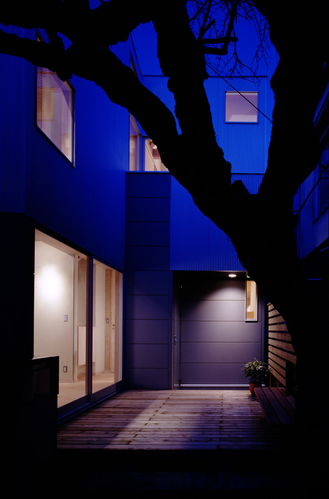 Photo of a small modern front yard partial sun driveway in Tokyo with with path and decking.