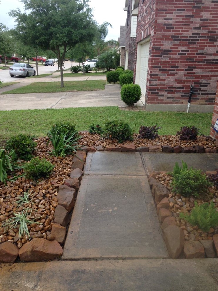 Small Front Entryway Landscape - Traditional - Landscape ...