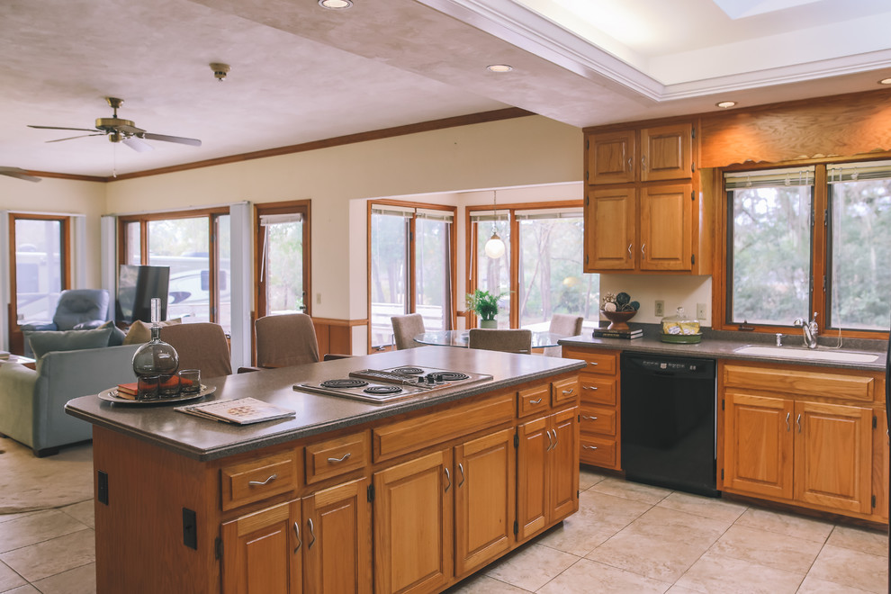 Transitional home design photo in Atlanta