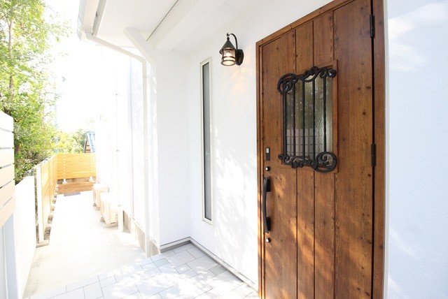 天然漆喰カルクウォールの美しい白にレトロな可愛い玄関ドアがとってもお洒落 Scandinavian Entry Other By 株式会社ｓｅｅｄｈｏｍｅ Houzz