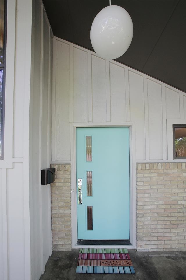 This is an example of a modern entryway in Dallas.