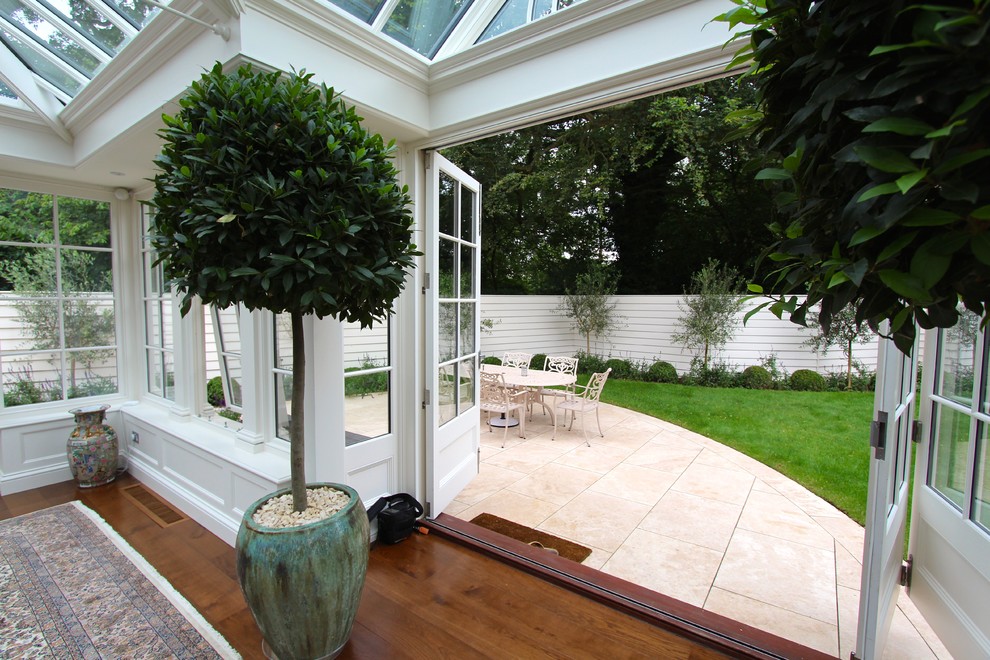 Cette photo montre un jardin arrière tendance de taille moyenne avec des pavés en pierre naturelle.