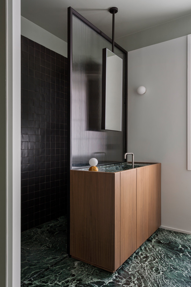 Inspiration för ett mellanstort funkis grön grönt badrum med dusch, med luckor med upphöjd panel, skåp i ljust trä, en kantlös dusch, en toalettstol med separat cisternkåpa, svart kakel, perrakottakakel, vita väggar, marmorgolv, ett avlångt handfat, marmorbänkskiva, grönt golv och med dusch som är öppen