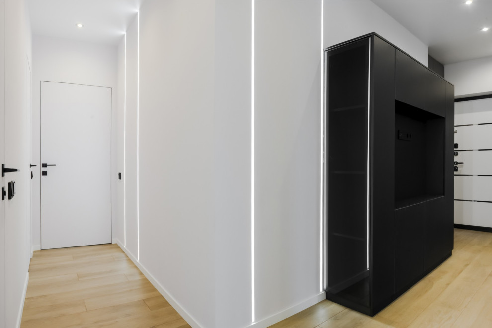 Идея дизайна: открытая, объединенная гостиная комната среднего размера в современном стиле с полом из ламината и бежевым полом без камина