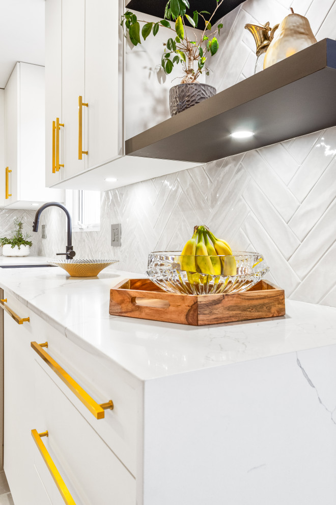 Inspiration for a mid-sized contemporary u-shaped eat-in kitchen in Montreal with an undermount sink, flat-panel cabinets, white cabinets, quartz benchtops, grey splashback, stainless steel appliances, porcelain floors, a peninsula, white floor and white benchtop.