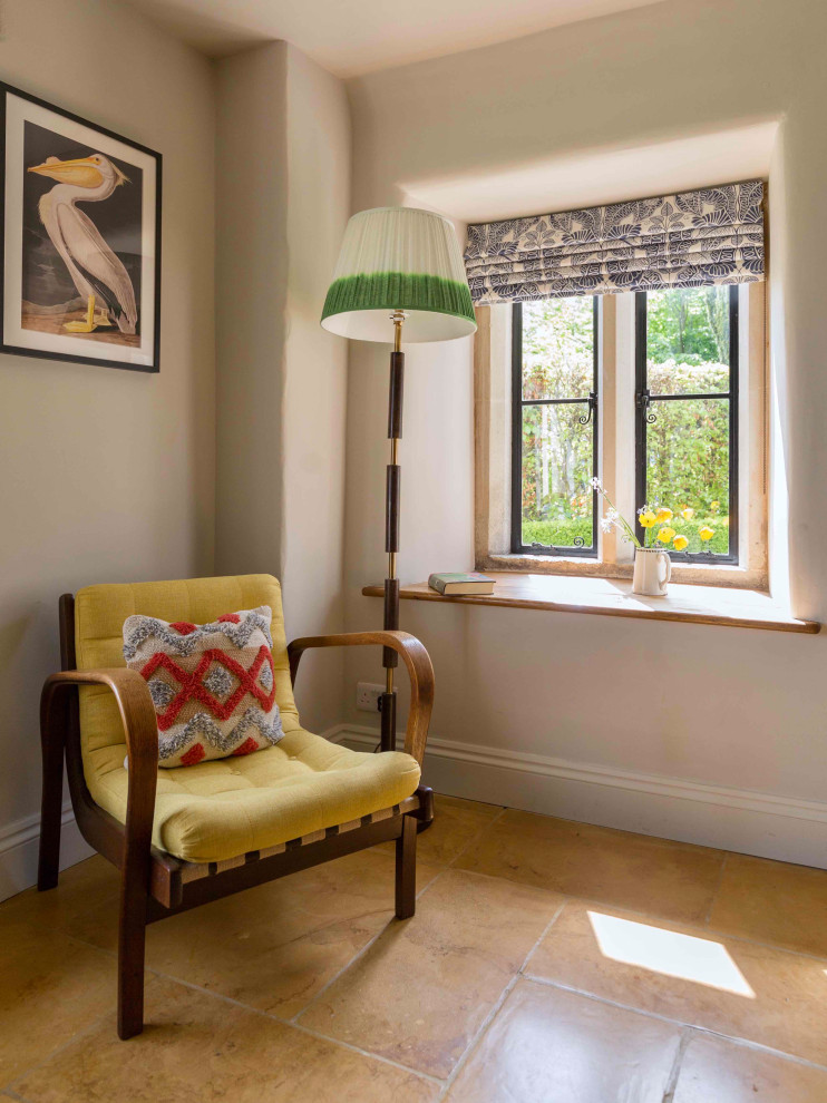 Mittelgroßes, Offenes Landhausstil Wohnzimmer mit Terrakottaboden und orangem Boden in Gloucestershire