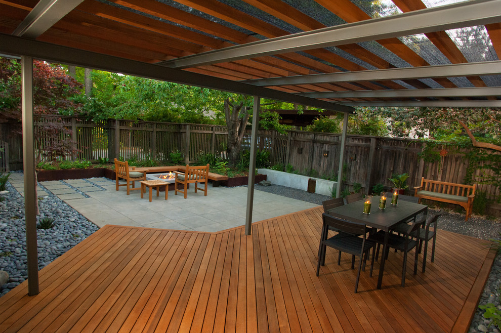 Photo of a small modern courtyard shaded outdoor sport court in Sacramento with decking.