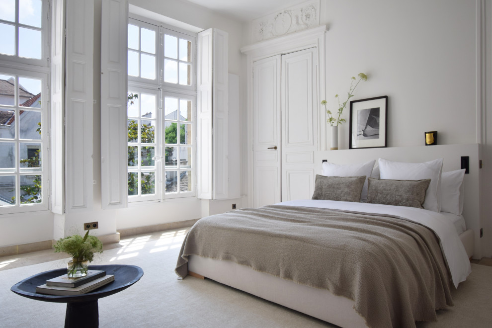 パリにあるトランジショナルスタイルのおしゃれな寝室 (白い壁、グレーとクリーム色)