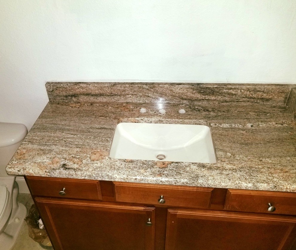 Mid-sized contemporary master bathroom in Tampa with an undermount sink and granite benchtops.