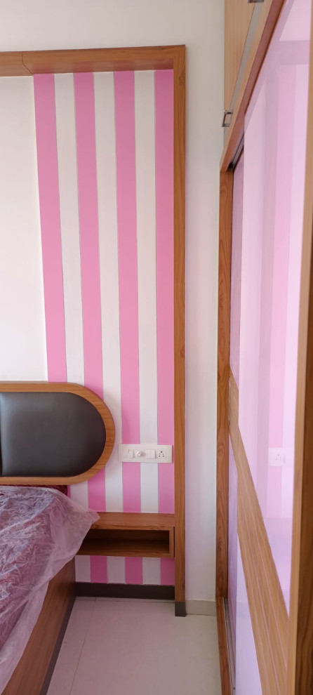 Источник вдохновения для домашнего уюта: хозяйская спальня среднего размера в современном стиле с белыми стенами, полом из керамической плитки и бежевым полом
