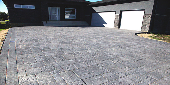 Inspiration for a huge modern front yard driveway.