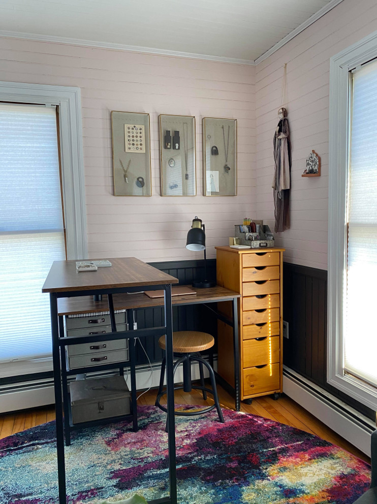 Idée de décoration pour un petit bureau urbain en bois de type studio avec un mur rose, un sol en bois brun, un bureau indépendant et un plafond en bois.