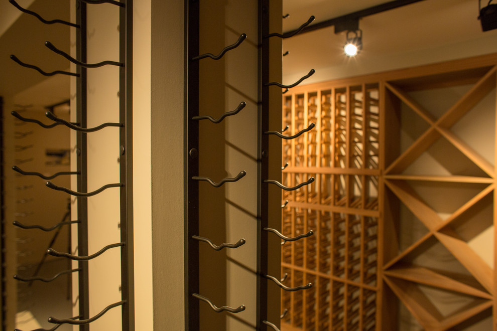 Aménagement d'une grande cave à vin classique avec sol en béton ciré et des casiers.
