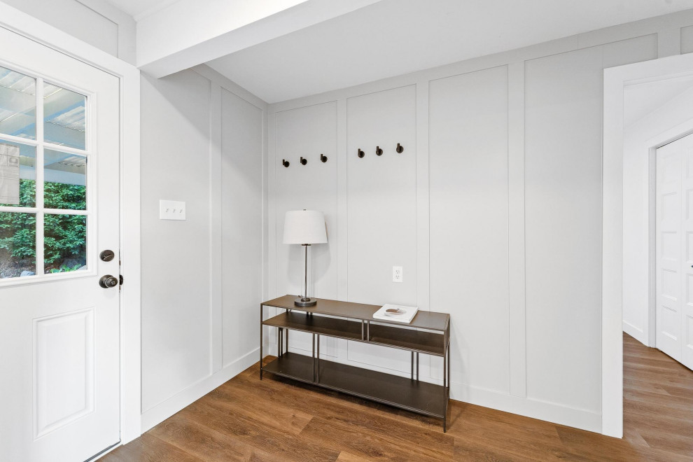Example of a transitional entryway design in Seattle