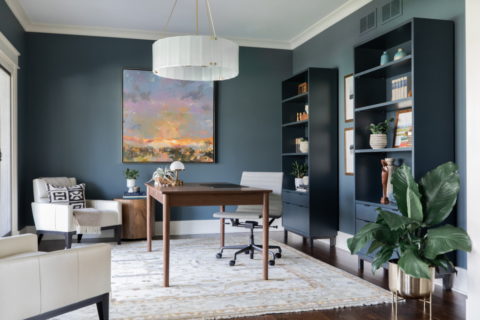 Idéer för eklektiska arbetsrum, med blå väggar, mörkt trägolv, ett fristående skrivbord och brunt golv