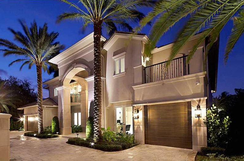 Transitional home design photo in Miami