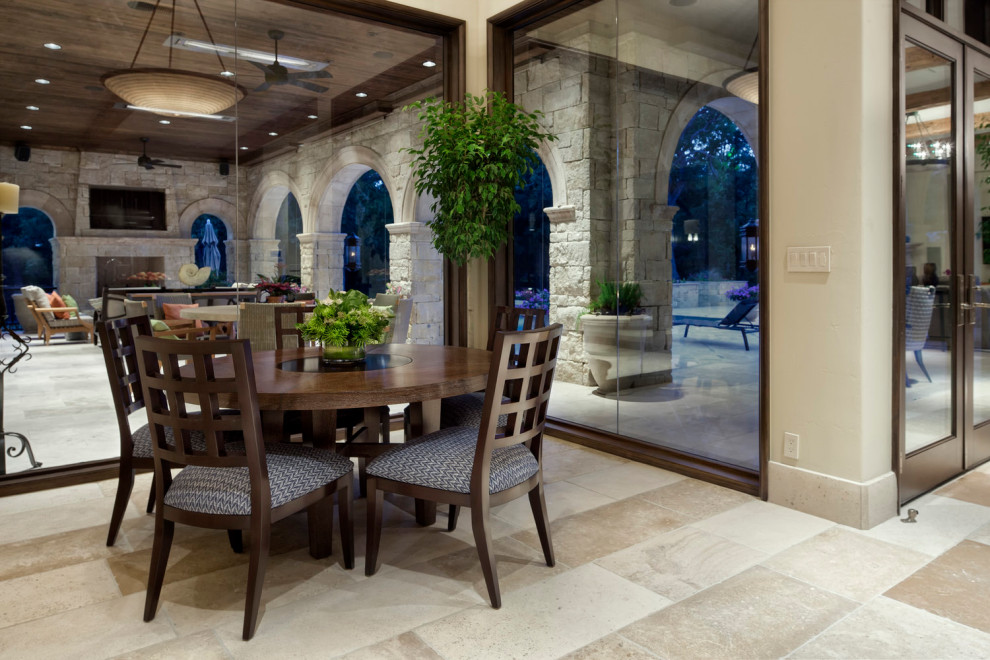 Idee per una sala da pranzo aperta verso la cucina minimal di medie dimensioni con pareti beige, pavimento in pietra calcarea, pavimento beige e travi a vista