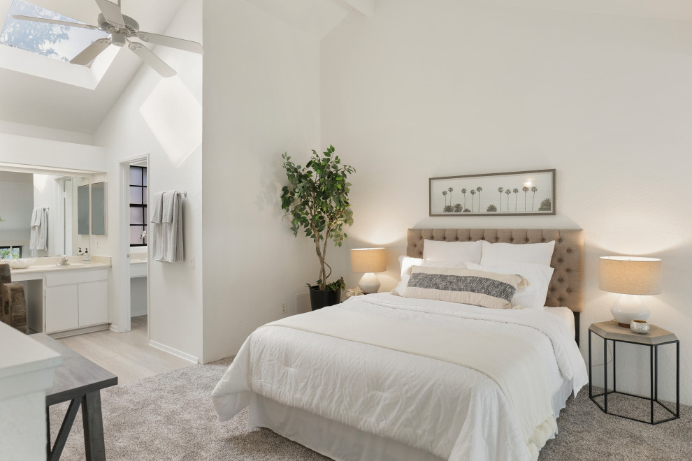 Kleines Modernes Schlafzimmer im Loft-Style mit weißer Wandfarbe, Teppichboden, grauem Boden und gewölbter Decke in Orange County