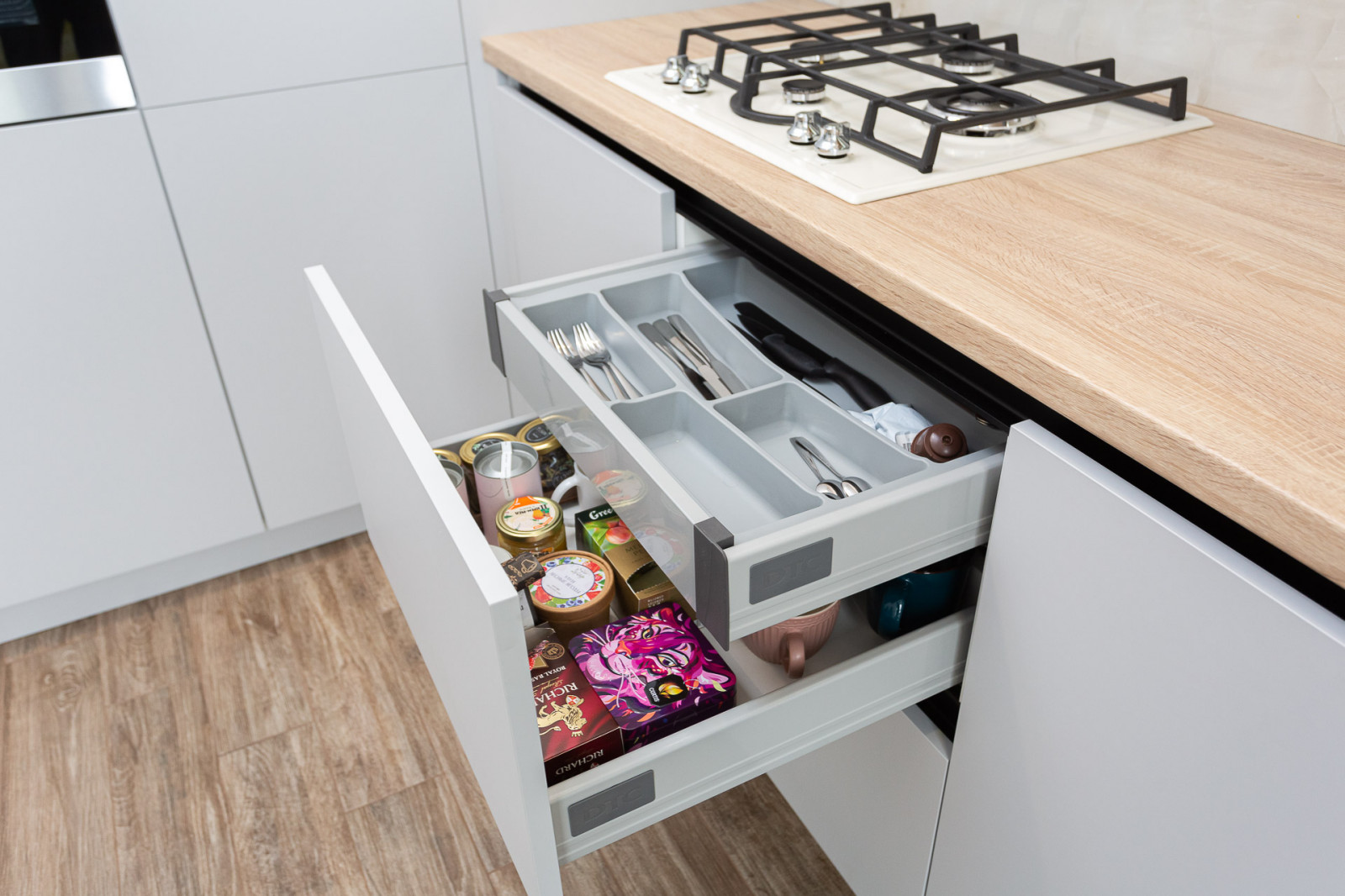 Серая комбинированная кухня в современном стиле