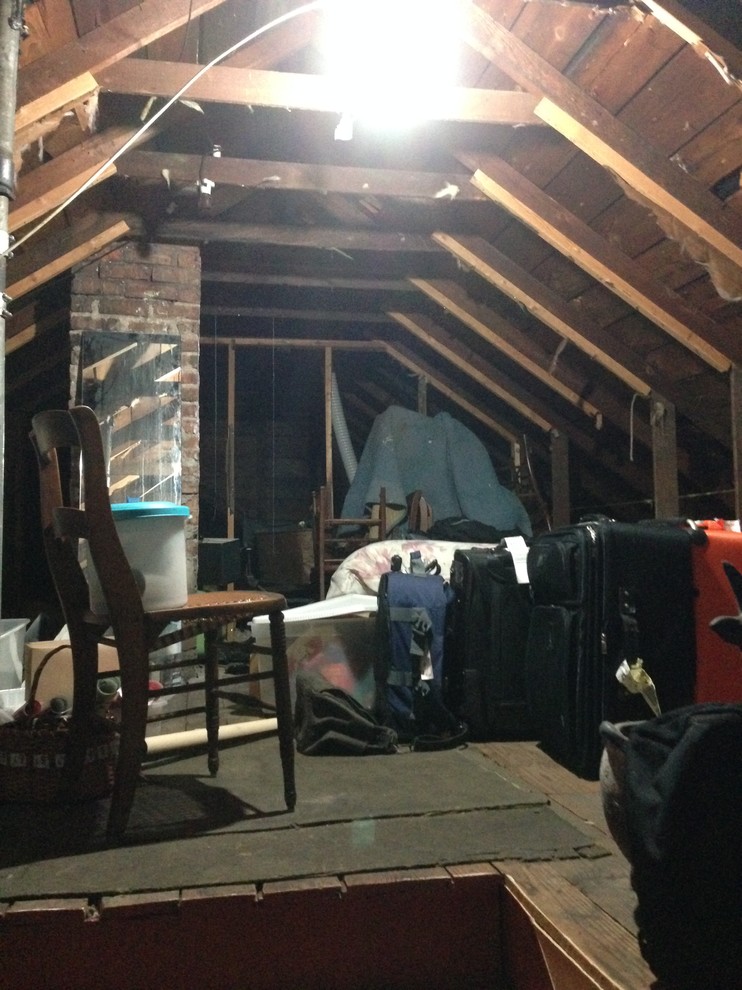 Example of a mid-sized transitional home design design