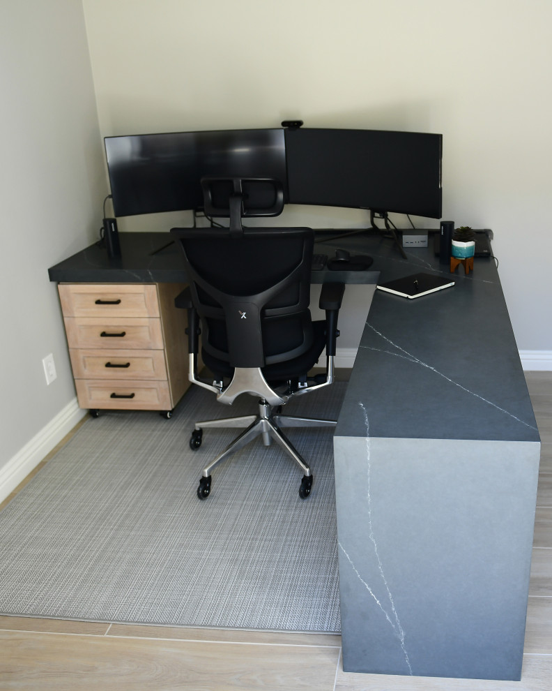 Immagine di un ufficio tradizionale di medie dimensioni con pareti grigie, pavimento in gres porcellanato, scrivania incassata e pavimento beige