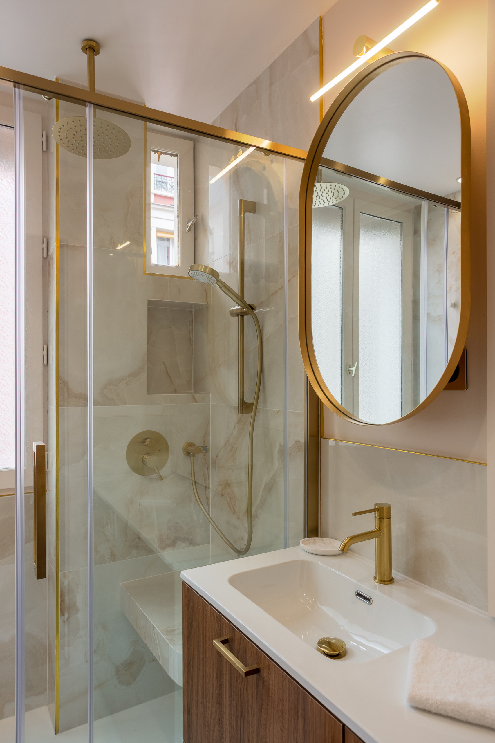 Une salle de bain raffinée dans moins de 4 m²