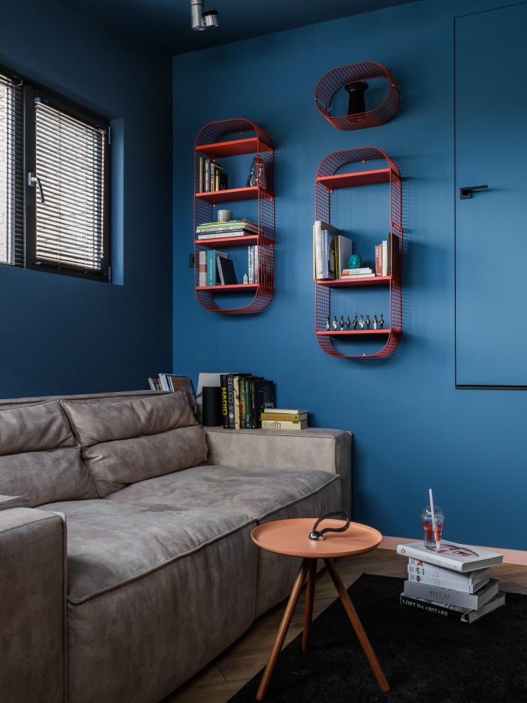Diseño de cine en casa cerrado bohemio de tamaño medio con paredes azules, suelo de madera clara, pared multimedia y suelo marrón
