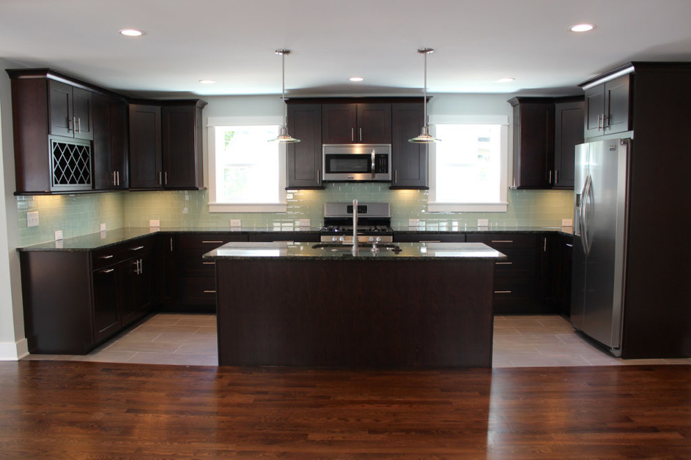 Example of a transitional eat-in kitchen design in Detroit