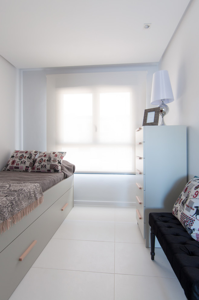 Modelo de habitación de invitados tradicional renovada pequeña sin chimenea con paredes blancas y suelo de baldosas de cerámica