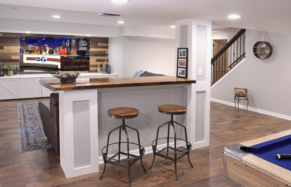 Example of a mountain style home design design in Chicago