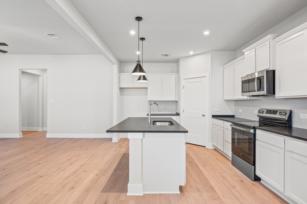 Transitional kitchen photo in Austin