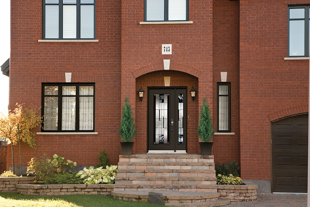 Transitional entryway photo in Toronto