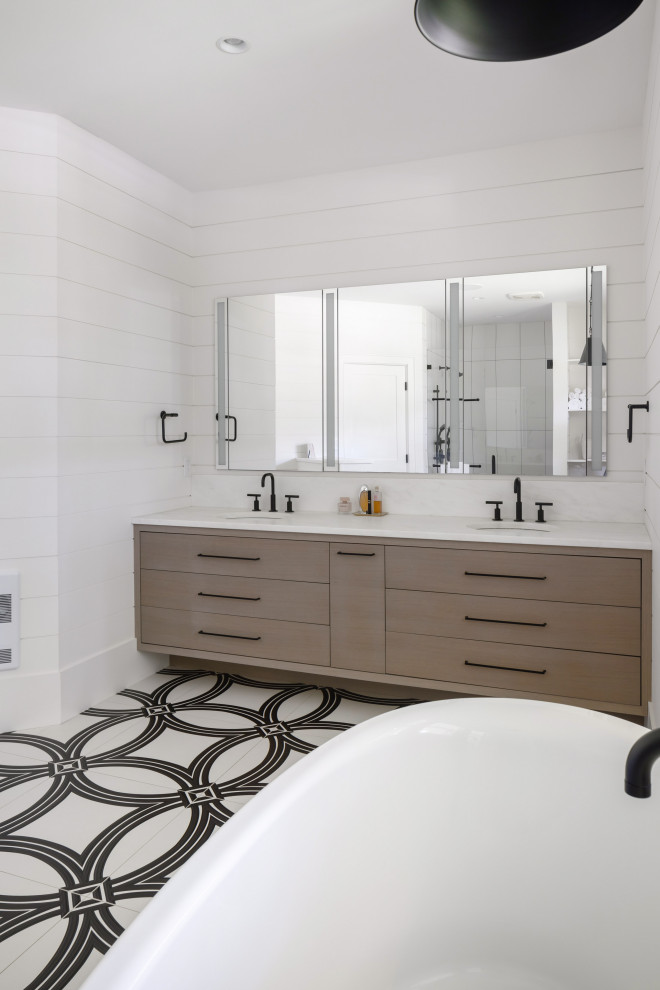 Esempio di una stanza da bagno country di medie dimensioni con vasca freestanding, piastrelle bianche, piastrelle effetto legno, top in marmo e due lavabi