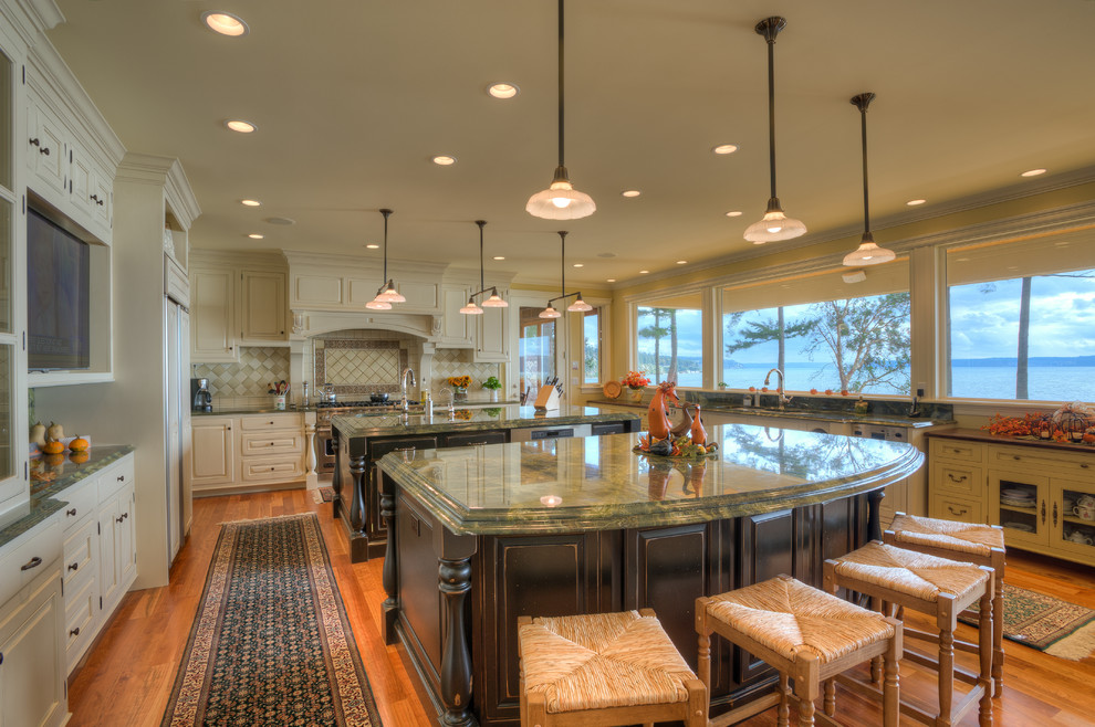 Photo of a traditional kitchen in Seattle with granite benchtops.