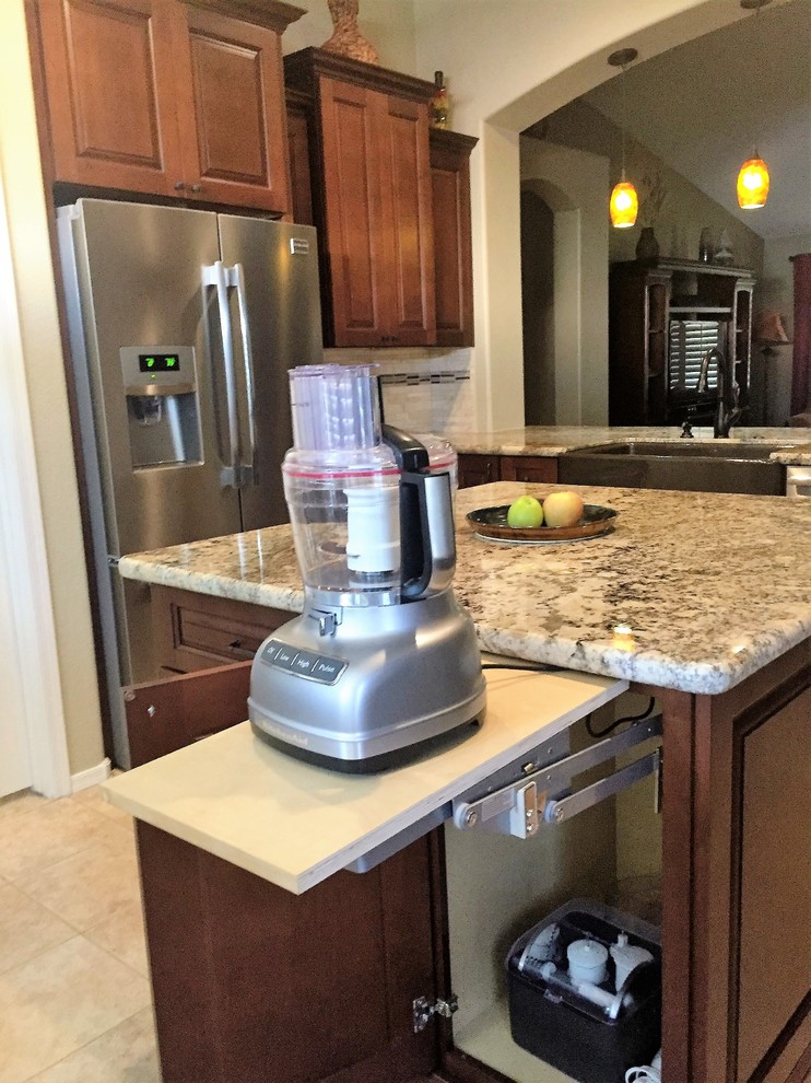 Kitchen - mid-sized transitional kitchen idea in Phoenix