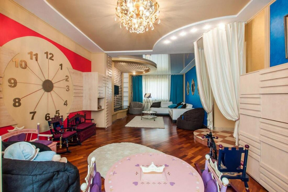 Пример оригинального дизайна: большая объединенная, парадная, изолированная гостиная комната в современном стиле с синими стенами, темным паркетным полом, телевизором на стене, коричневым полом и обоями на стенах без камина