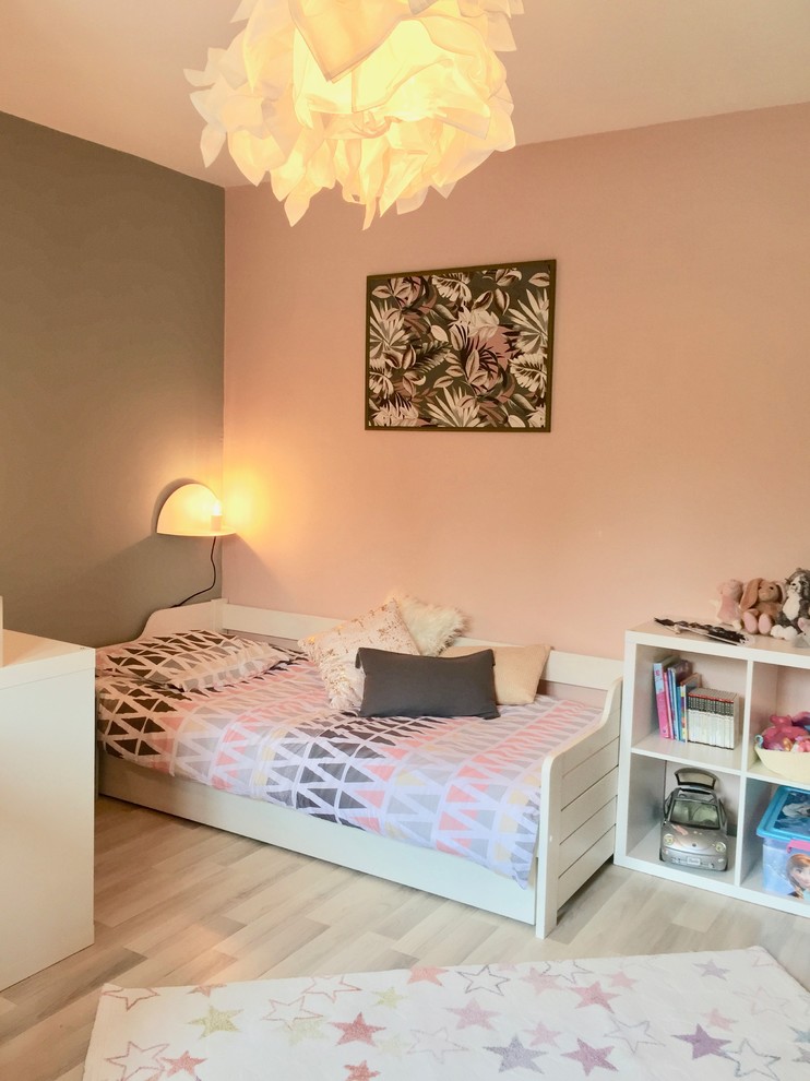 Mid-sized midcentury kids' bedroom in Other with grey walls, laminate floors and beige floor for kids 4-10 years old and girls.