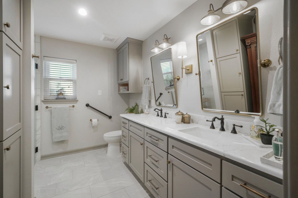 Esempio di una stanza da bagno padronale design di medie dimensioni con ante in stile shaker, ante grigie e mobile bagno incassato