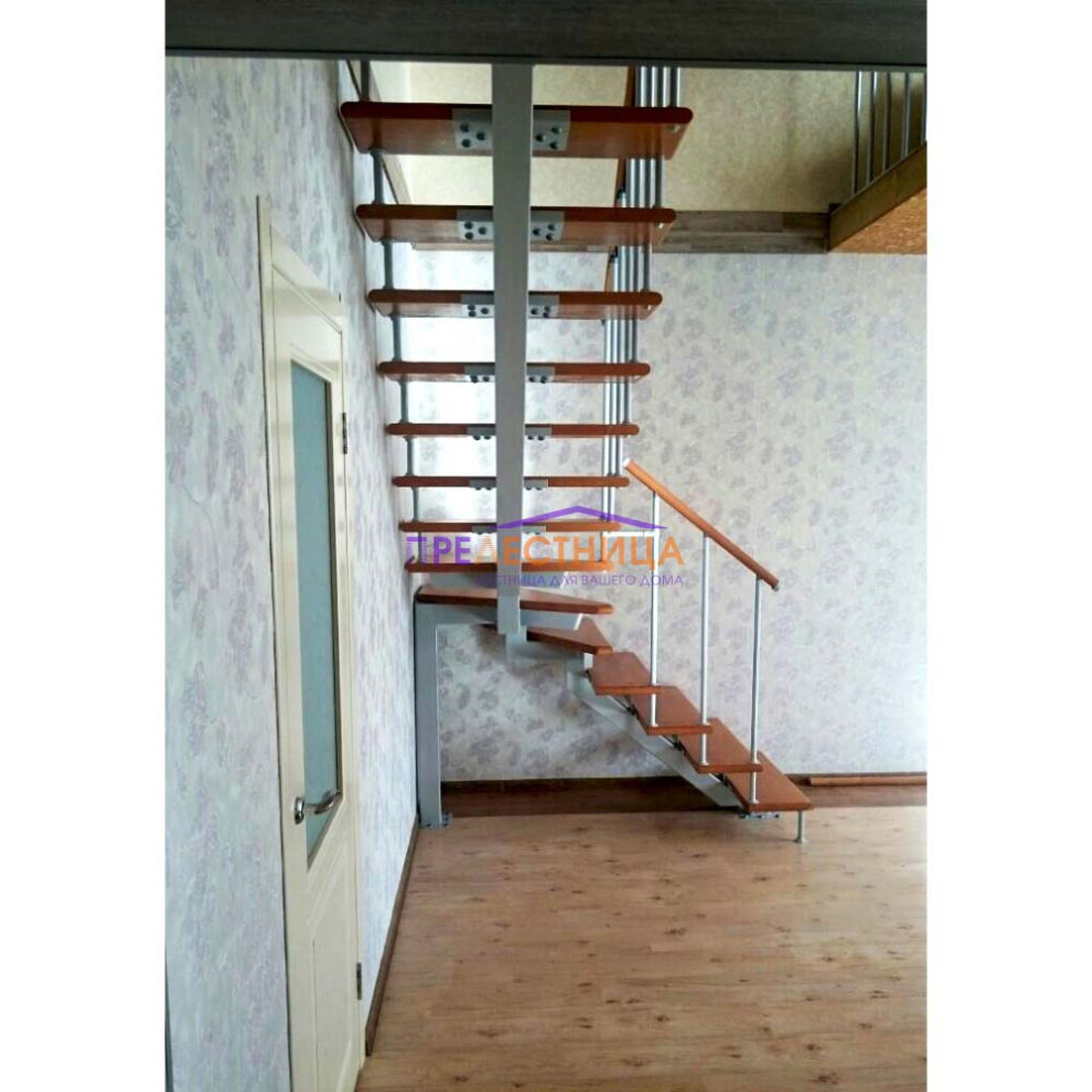 Imagen de escalera en L de tamaño medio con escalones de madera pintada, barandilla de varios materiales y papel pintado
