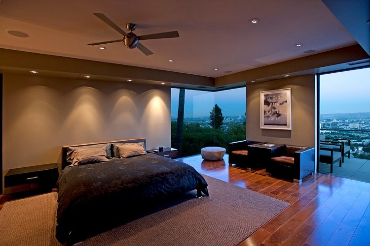 Foto de dormitorio principal contemporáneo extra grande con paredes beige, suelo de madera clara, suelo beige y bandeja