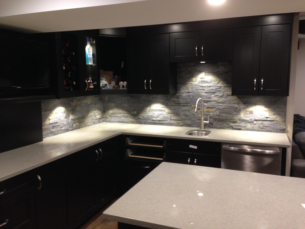 Example of a minimalist l-shaped kitchen design in Toronto with an island