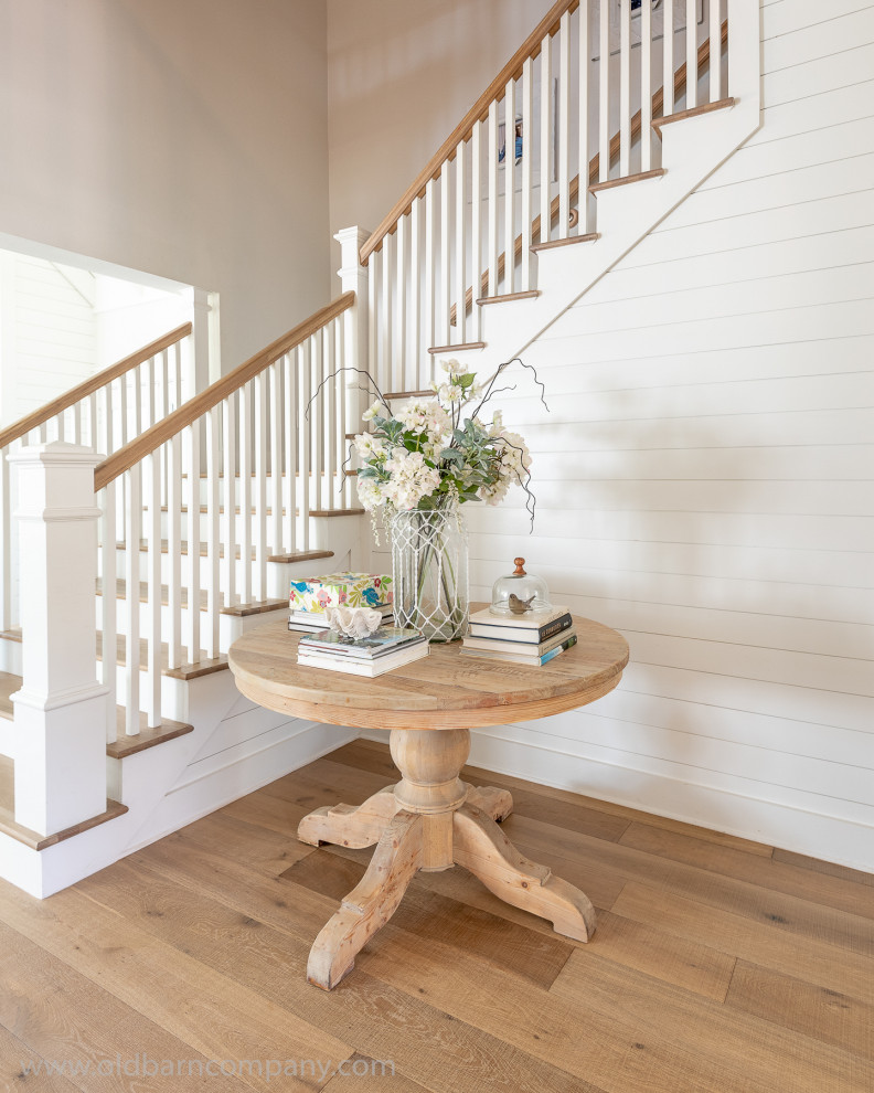 Foto de escalera en L campestre con escalones de madera, contrahuellas de madera pintada, barandilla de madera y machihembrado