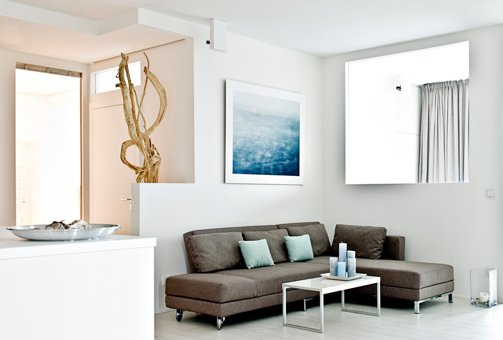 Mittelgroßes, Offenes Modernes Wohnzimmer mit weißer Wandfarbe, Keramikboden und beigem Boden in Hamburg