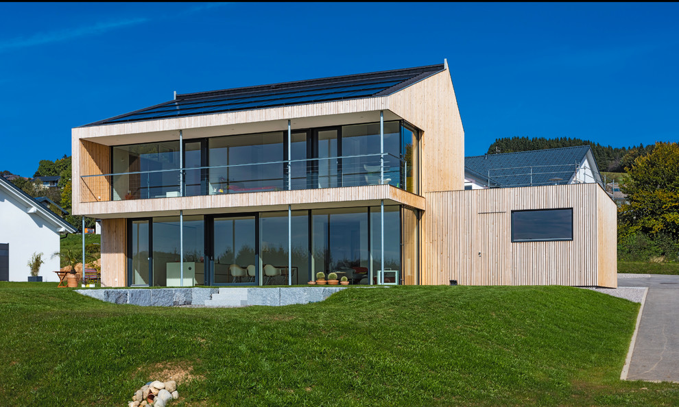Holzfassade Haus mit Holzfassade, Satteldach, Ziegeldach und brauner Fassadenfarbe in Stuttgart