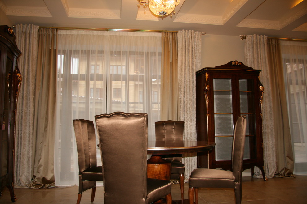 Классические шторы в загородный дом