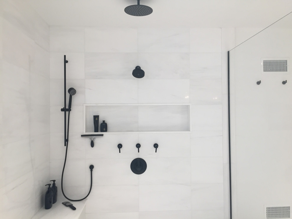 Imagen de cuarto de baño principal, doble y a medida contemporáneo de tamaño medio con armarios con paneles lisos, lavabo bajoencimera y encimeras blancas