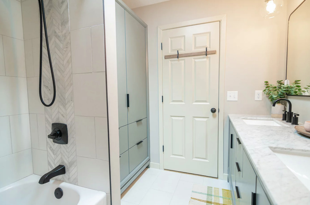 На фото: маленькая главная ванная комната в скандинавском стиле с плоскими фасадами, серыми фасадами, ванной в нише, душем над ванной, унитазом-моноблоком, белой плиткой, керамической плиткой, серыми стенами, полом из керамической плитки, врезной раковиной, столешницей из искусственного кварца, белым полом, шторкой для ванной, белой столешницей, тумбой под две раковины и напольной тумбой для на участке и в саду