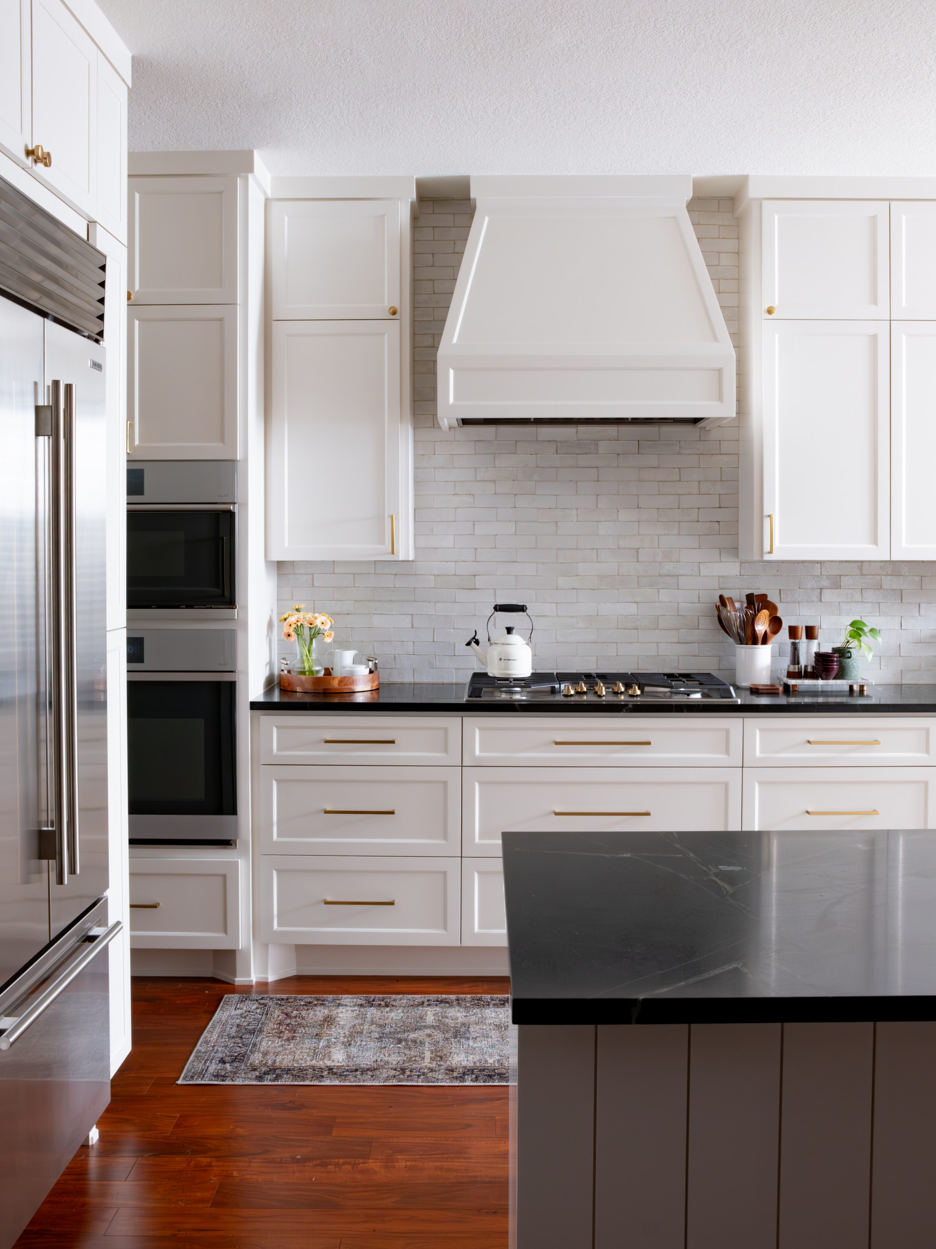 Black Kitchen Appliances White Cabinets: Stylish Contrast