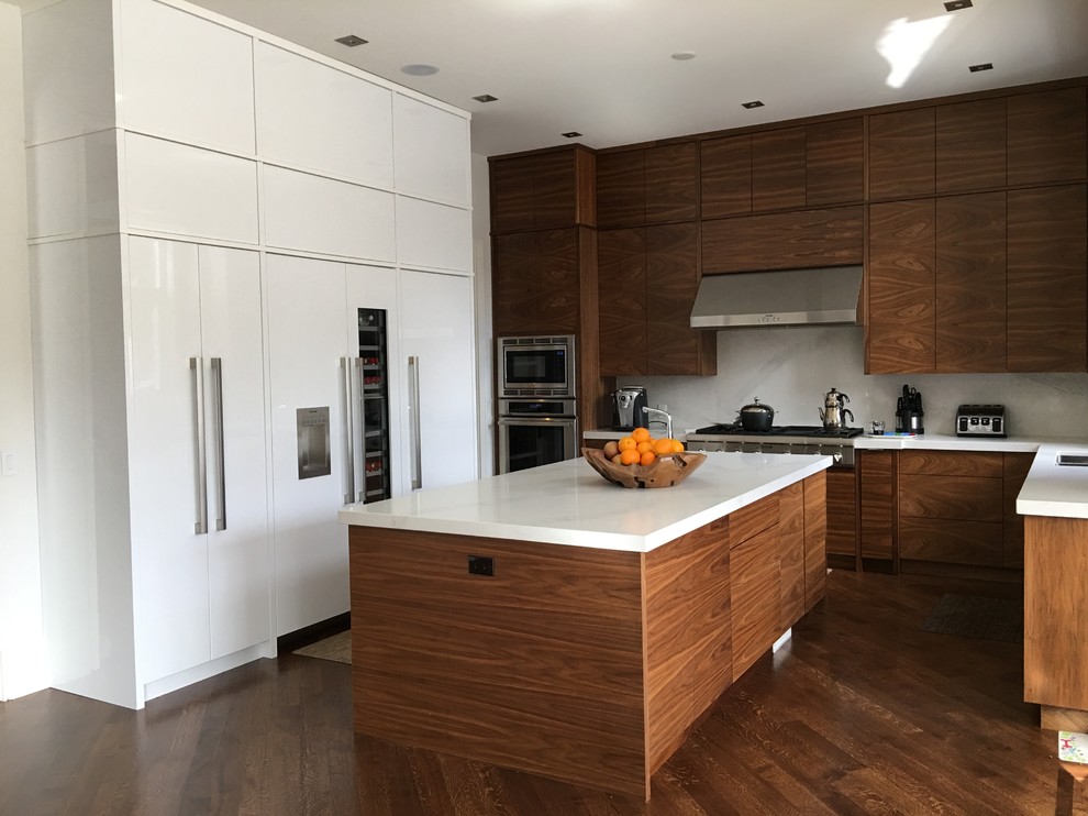 Kitchen - transitional kitchen idea in Toronto