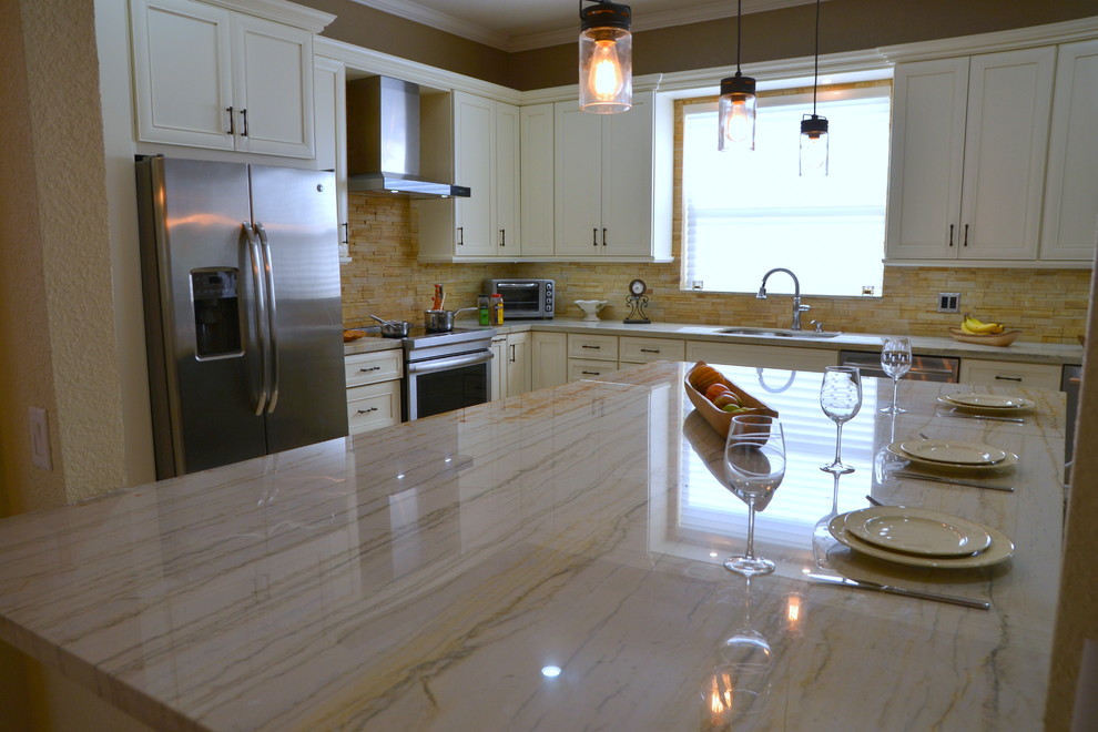 Mid-sized transitional l-shaped eat-in kitchen in Miami with an undermount sink, shaker cabinets, white cabinets, quartzite benchtops, beige splashback, stone tile splashback, stainless steel appliances, travertine floors and with island.